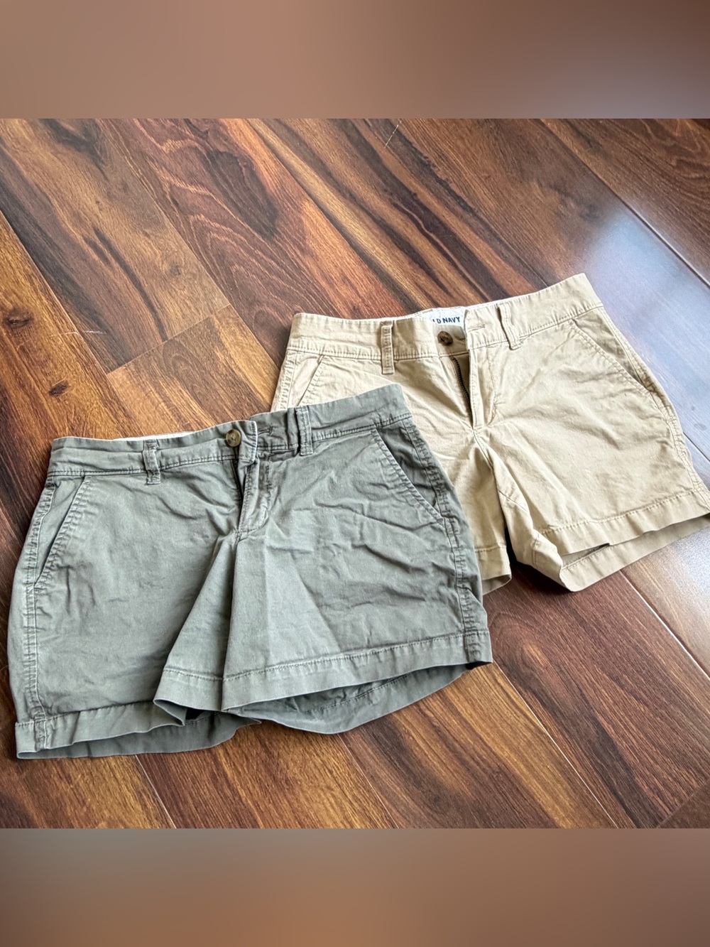 Old Navy Chino Khaki 4.5” Shorts Womens 0 Bundle of 2 Olive/Gray and Tan